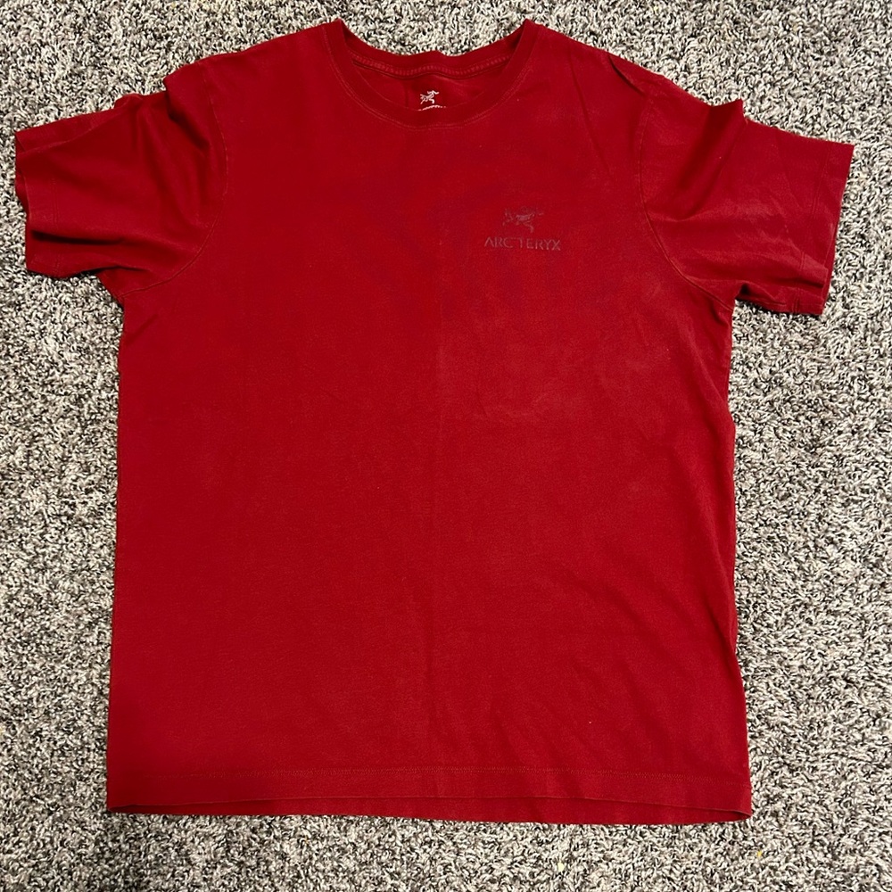 Arct’teryx men’s red tshirt size medium
